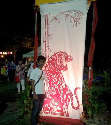 Foto Bersama Bayangan Macan di Festival Mooncake UTM