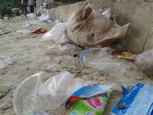 Sampah di Pantai Mutun Lampung